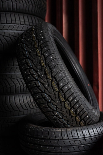 фото протектора и шины WINTERNOVA STUD III Шина ZMAX WINTERNOVA STUD III 235/65 R16C 121/119R